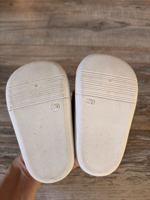 Бебешки пантофи + подарък