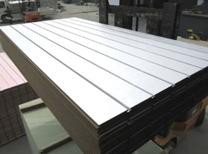 Producem panouri slatwall accesorii GSM vitrine expunere magazin