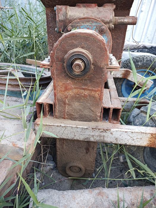 Briket stanok va shestirna reduktorlar sotiladi