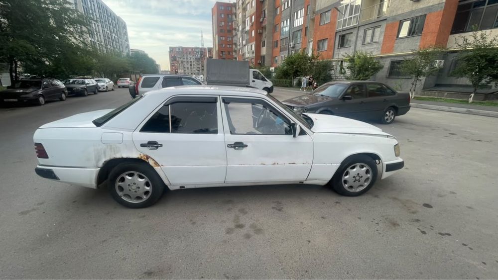 Мерседес Бенс E200