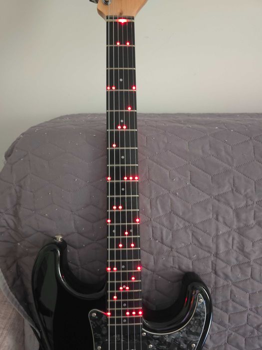 Chitară electrică FRETLIGHT FG-621 cu sistem de învățare LED tastieră