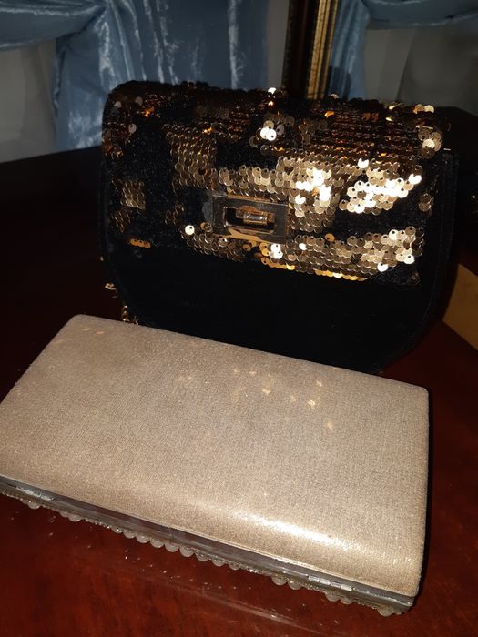 Сумки чёрные и клатч жемчужные