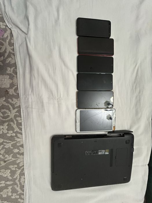 Телефоны и ноутбук