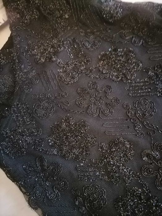 Официална черна рокля с бродерия