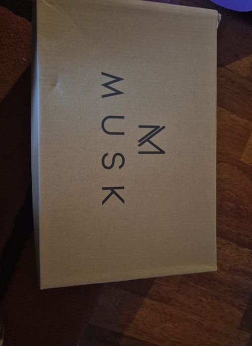 Tenisi Musk albi