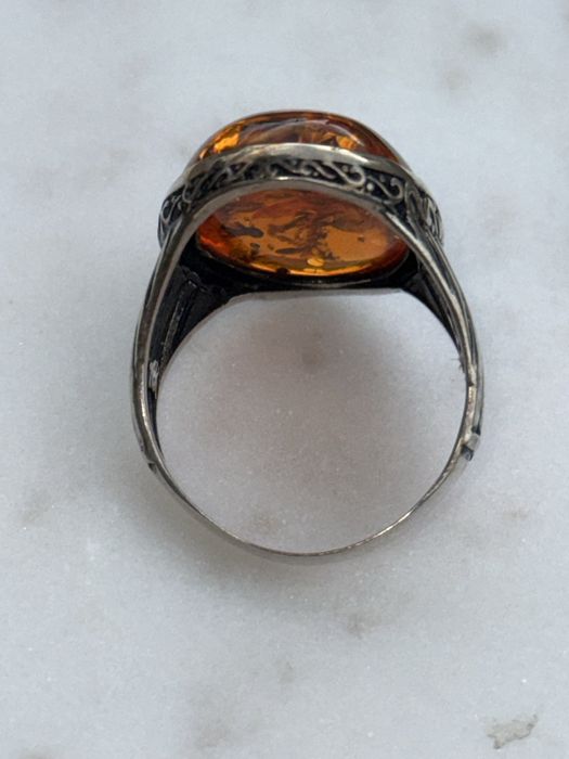 Мъжки сребърен пръстен с кехлибарен камък