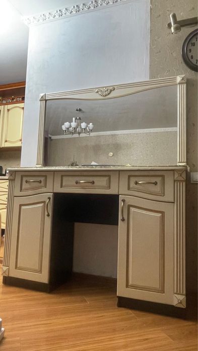 Тумба с зеркалом, трильяж