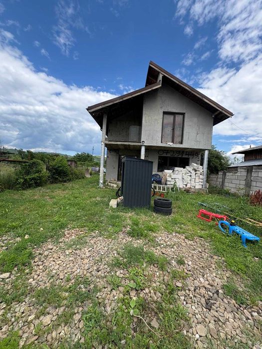 Casă cu etaj de vânzare în Boldești-Scăeni – teren 1.723 mp