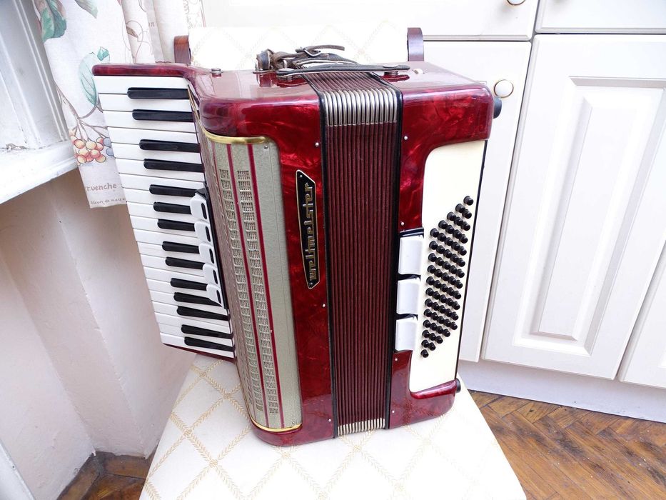 Много запазен стар акордеон Велтмайстер 60 баса