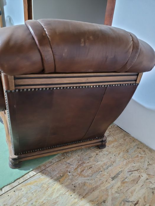 Vînd două fotolii piele.