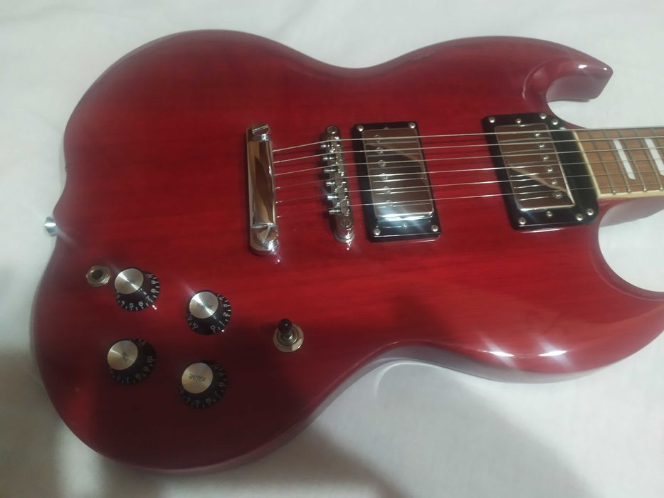 Продавам соло китара "SG Justin"