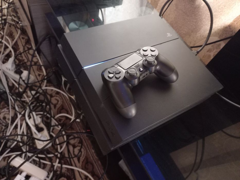 PS4 tiniq 1TB hotirasi o'yinlar yozigan yangi djoystik bor plombasi bo