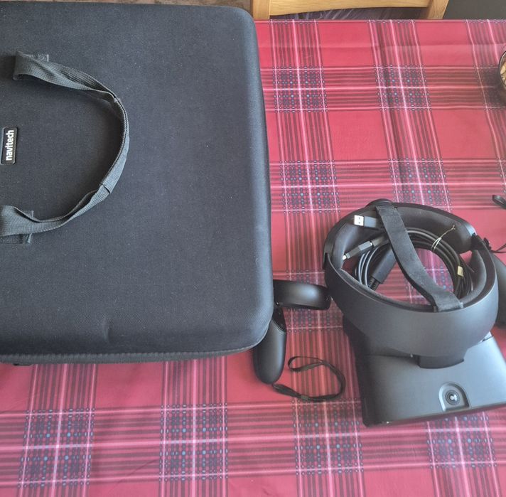 Продавам Oculus Rift S  с 2 оригинални контролера и куфар.