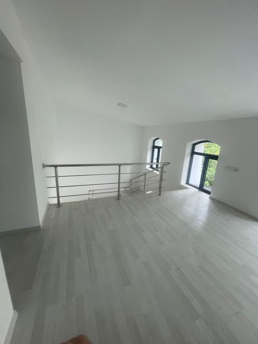 Сдам здание более  1200 кв м 3 этажа в центре города