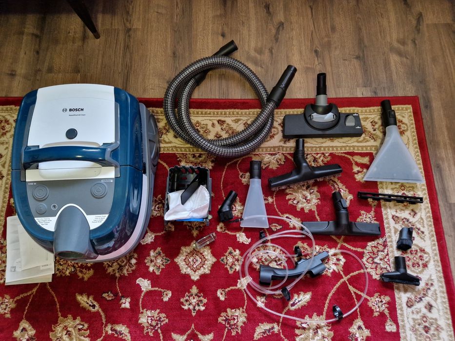 Aspirator Bosch AquaWash&Clean cu functie de spalare