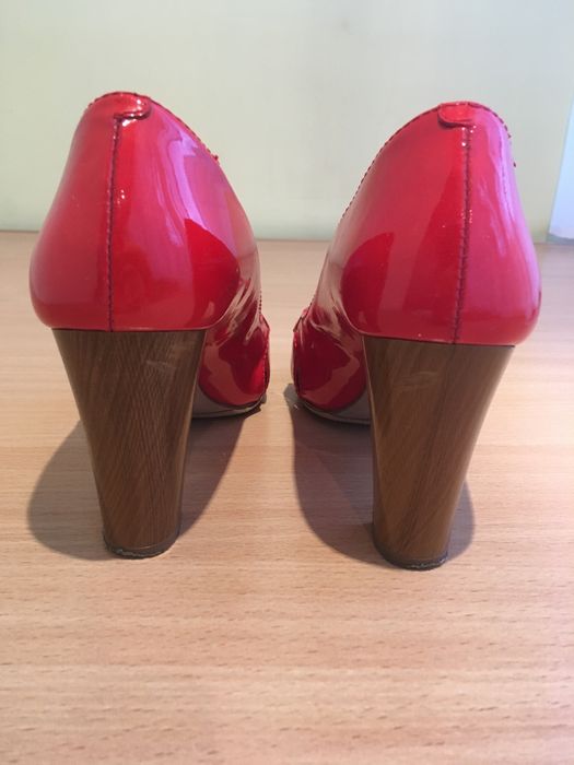 Продам женские туфли Unisa