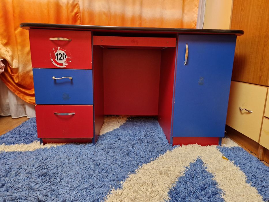 Vând birou rosu cu albastru