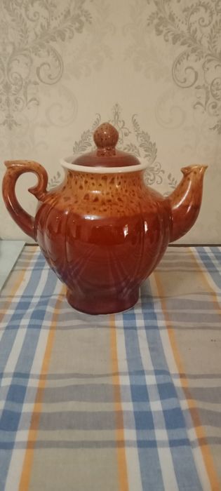 Продам 3 чайника фарфор высота 20см объем 2 литр воды  новый