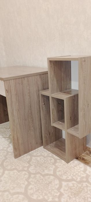 Письменный стол с полкой