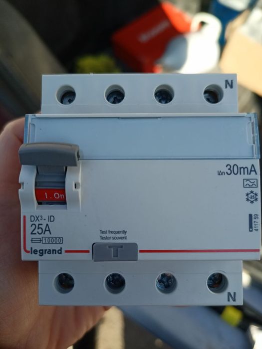 УЗО Legrand DX³-ID - 4П - 400 В~ - 25 А - тип A - 30 мА - 4 модуля.