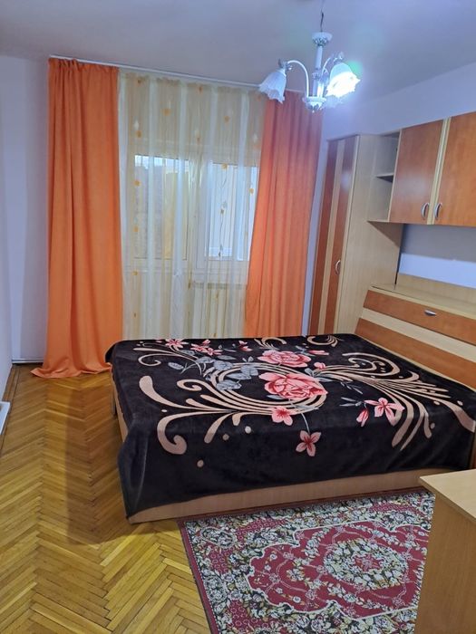 Inchiriez apartament 3 camere, ultra central, zona moto-velo