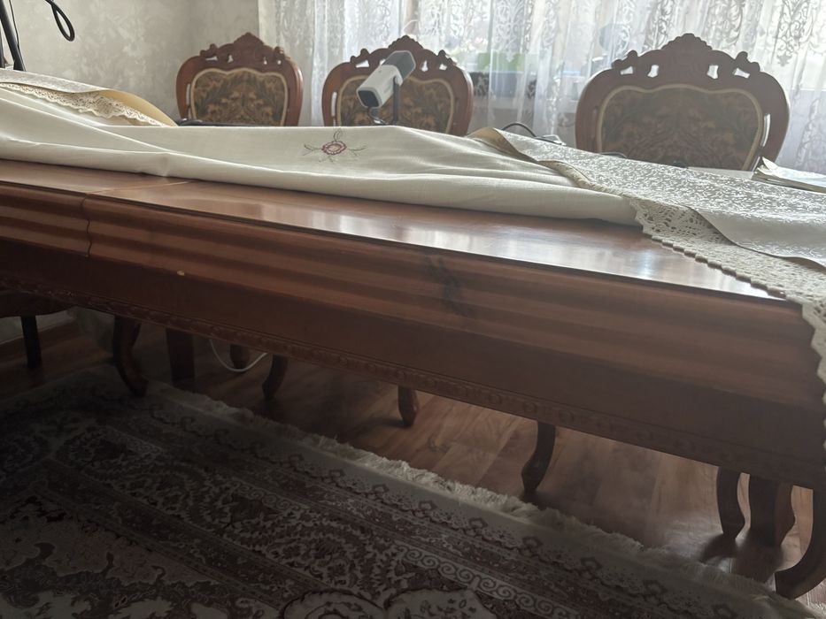 Продается стол со стульями в комплекте