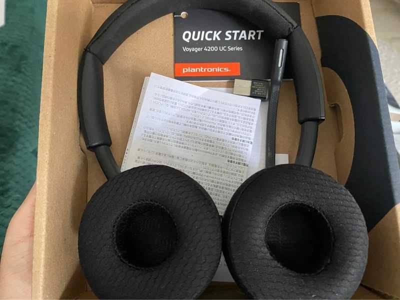Vând căști Poly Voyager 4220 UC – cu cutie, cablu și adaptor USB