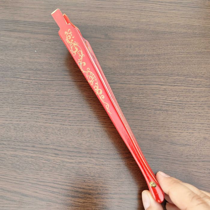 Испанско ветрило от плат и дърво в червено.