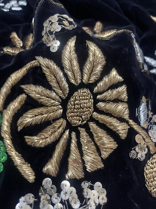 Valnic costum popular cu fir auriu