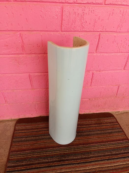 Для раковины стойка .