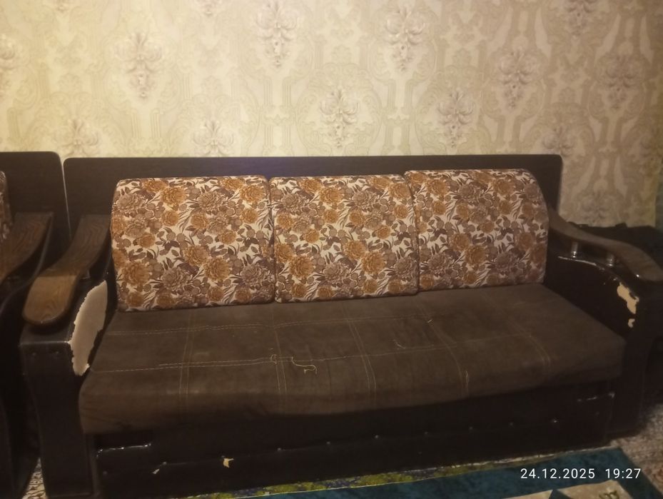 Продам диван трансформер и книжный стол