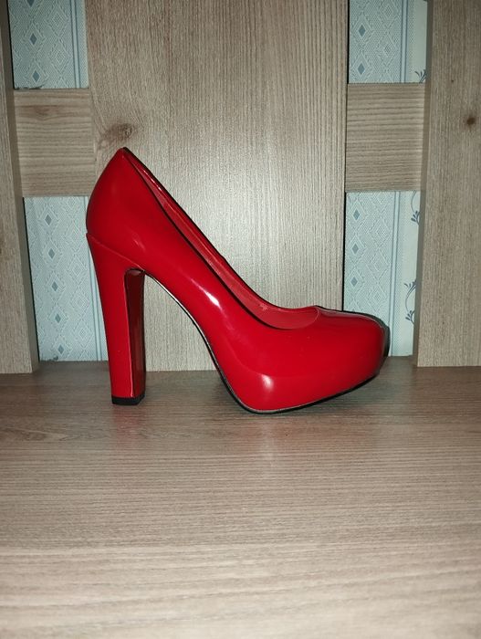 Продам женские туфли