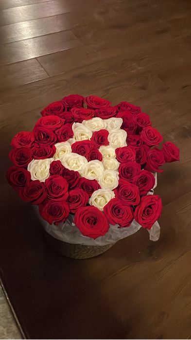 Цветы 51 штук голландские белые-красные розы