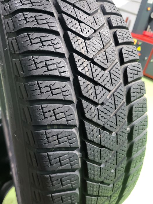 4 бр зимни 215/55/18 Pirelli