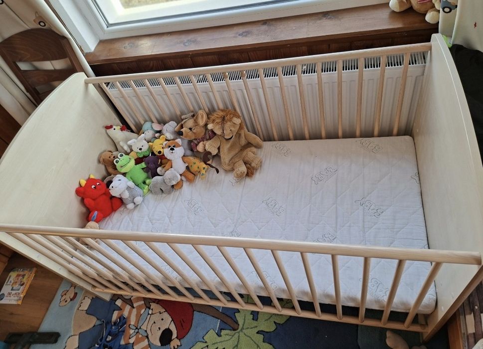 Дървено бебешко легло