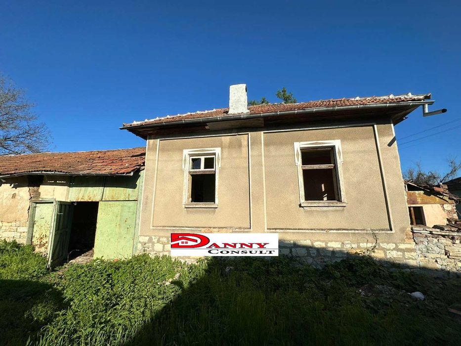 Стара къща с двор и кладенец в с. Горски Сеновец