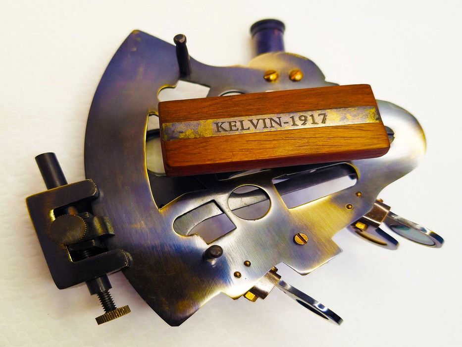 Луксозен бронзов секстант в дървена кутия