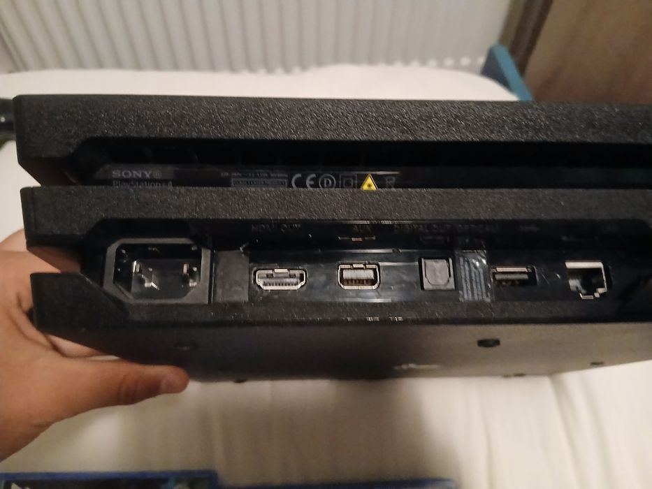 Ps4 pro 2 controrele si 2 jocuri