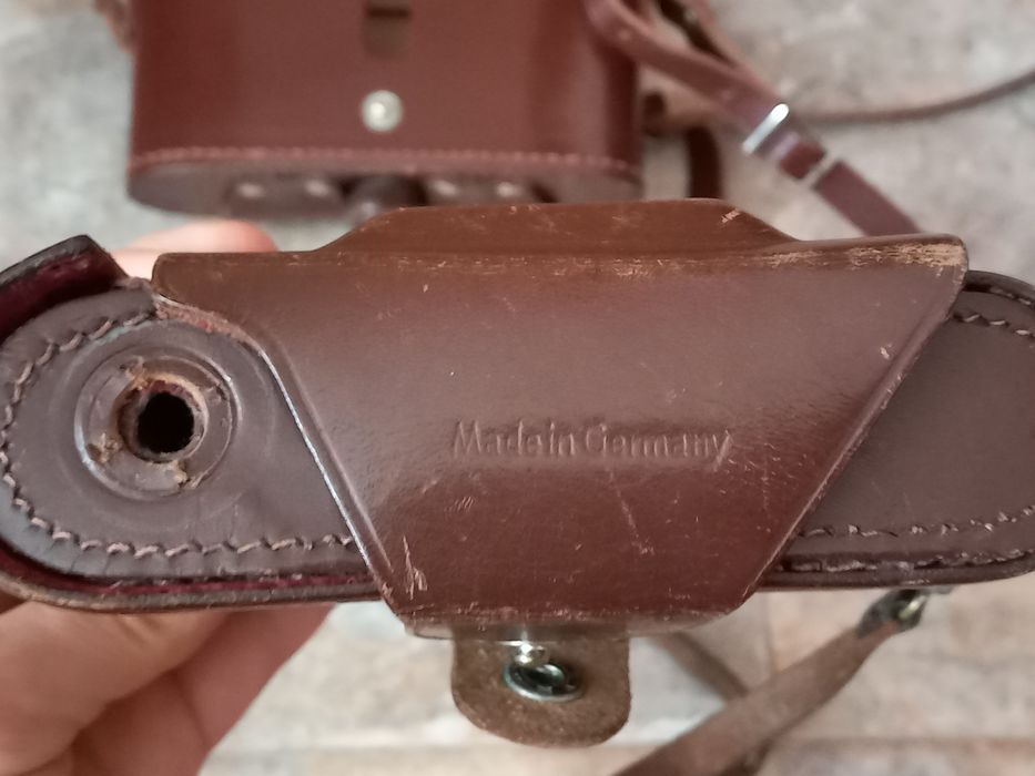 Три стари фотоапарата с мех