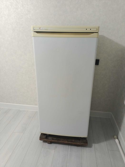 Жұмыс істеп тұрған холодильник