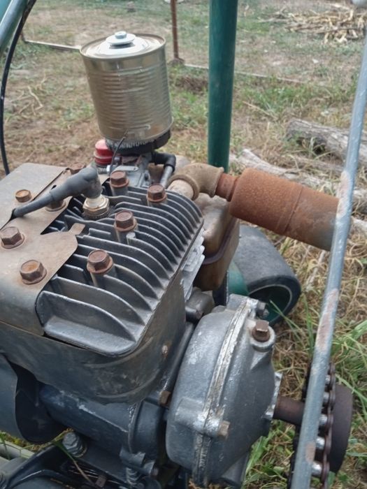 John Deere tuns iarba