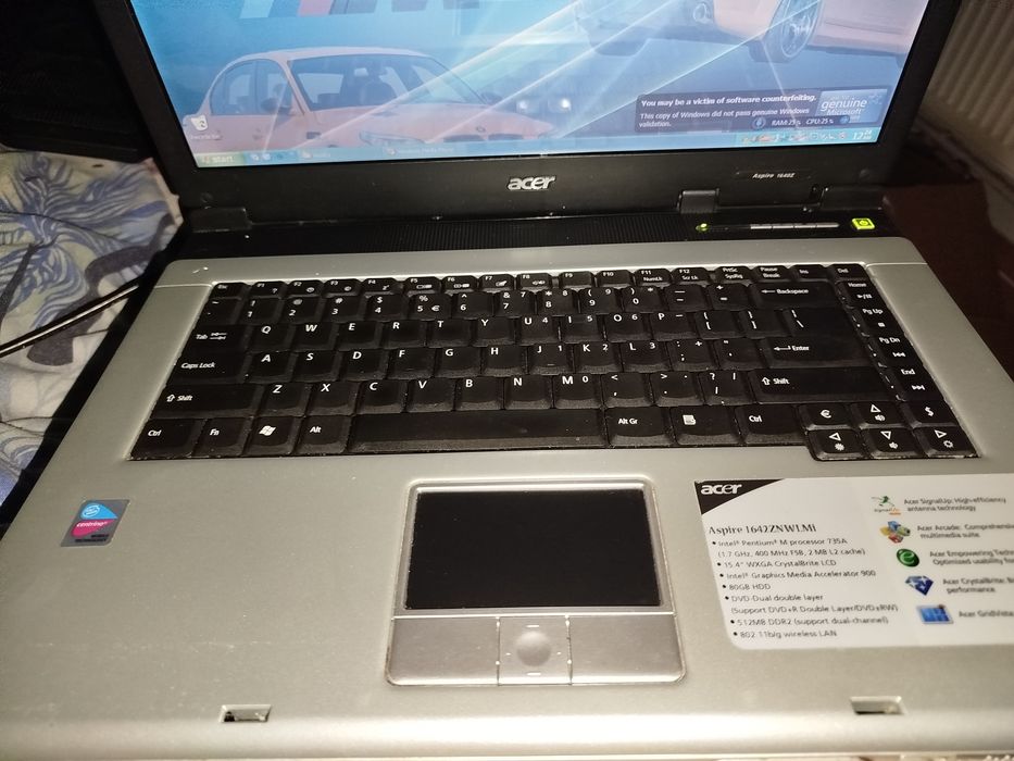 Vand laptop acer pe stil vechi cu melodii puse de mine pe el se aude tare laptopul