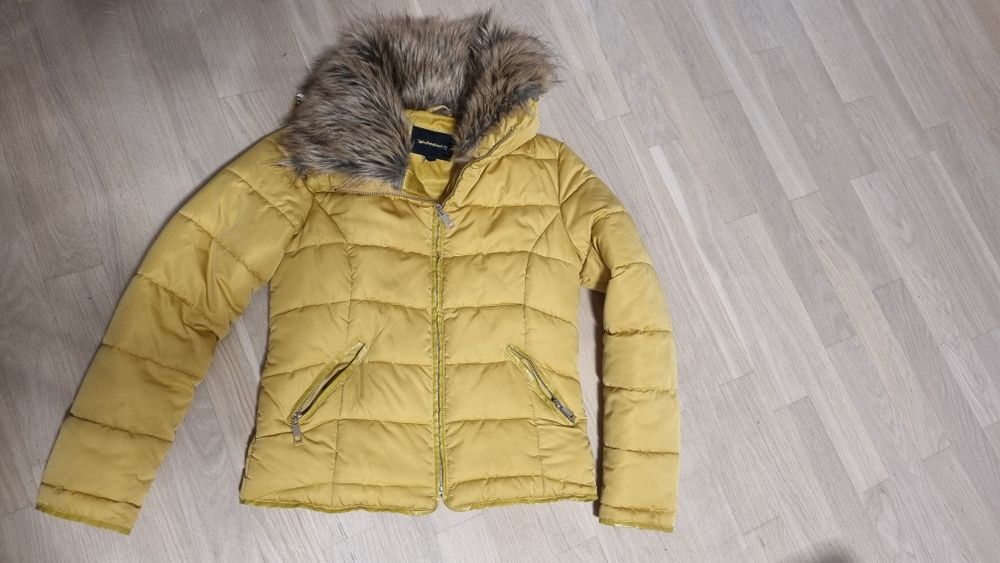 Geaca S cu guler blanita si gluga ascunsa