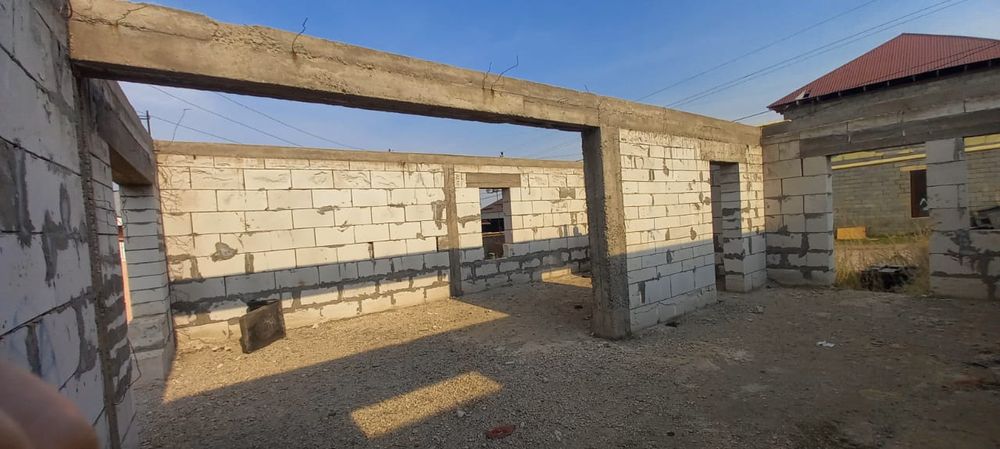 Участок с недостроенным домом