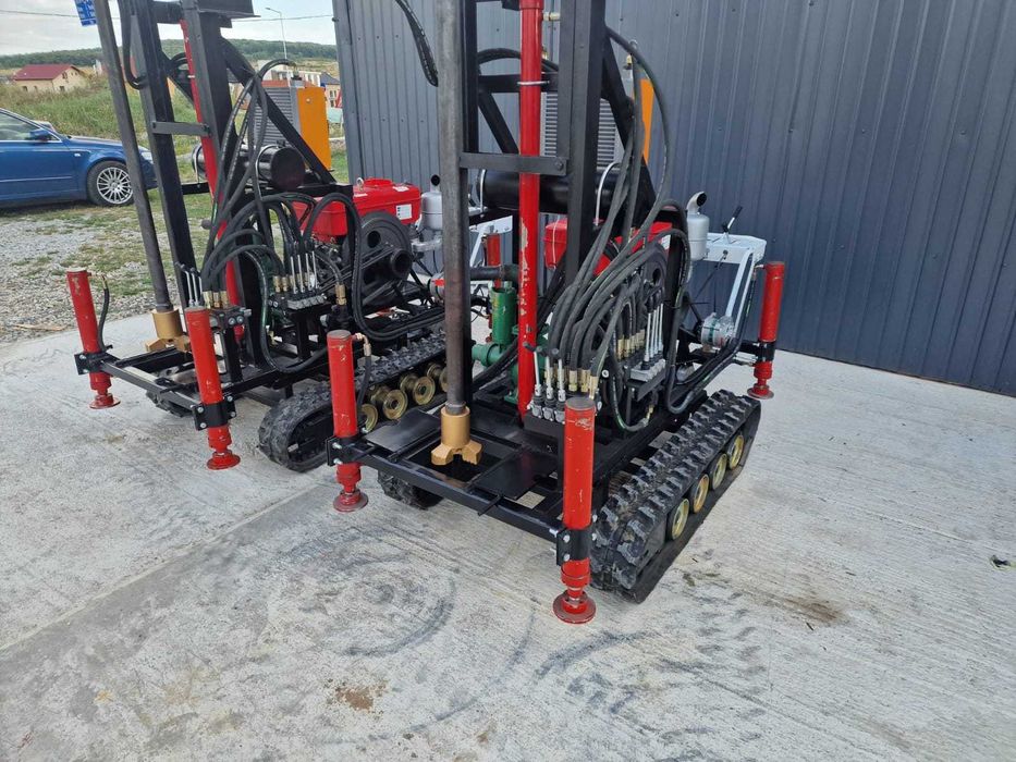 Vând mașină de foraj hidraulică cu accesorii complete,100 m de prajina