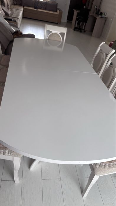 Стол и стулья для гостиной