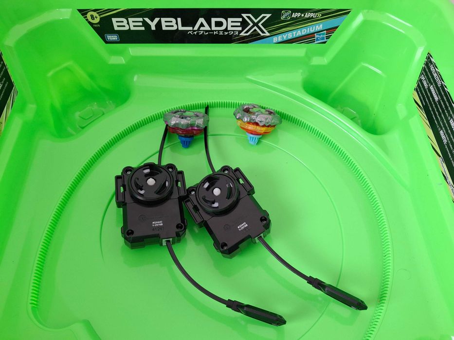 Beyblade бойни пумпали комплект - 2 бр. пумпали, 2 пускови устройства и арена за битки