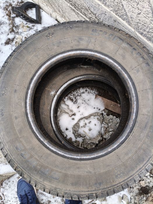 Продам две шины липучка