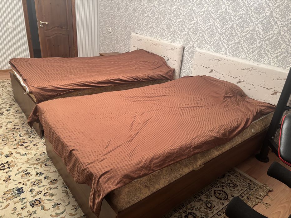 Две односпальных кровати.