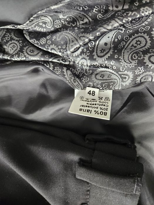 Vând costum de bărbați negru nr 48 . Made în Romània.